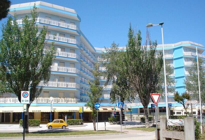 Central Flat, 130m From The Beach With Shared Pool