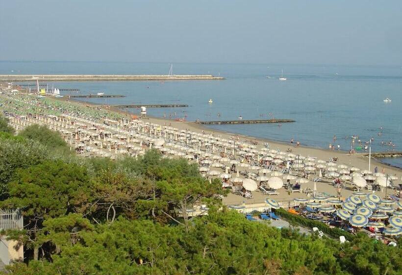 Central Flat, 130m From The Beach With Shared Pool