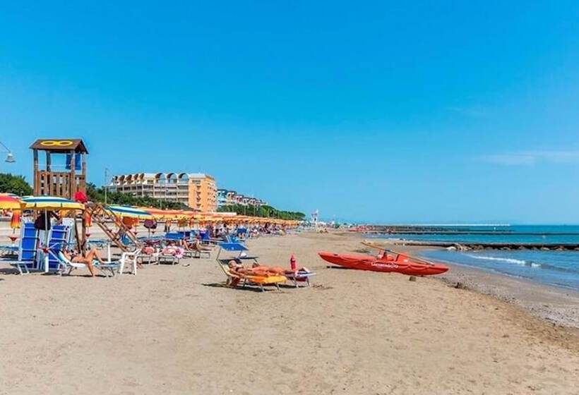 Central Flat, 130m From The Beach With Shared Pool