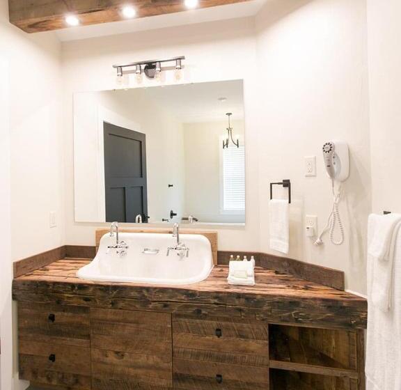 فندق Farmhouse Suites By Amish Country Lodging