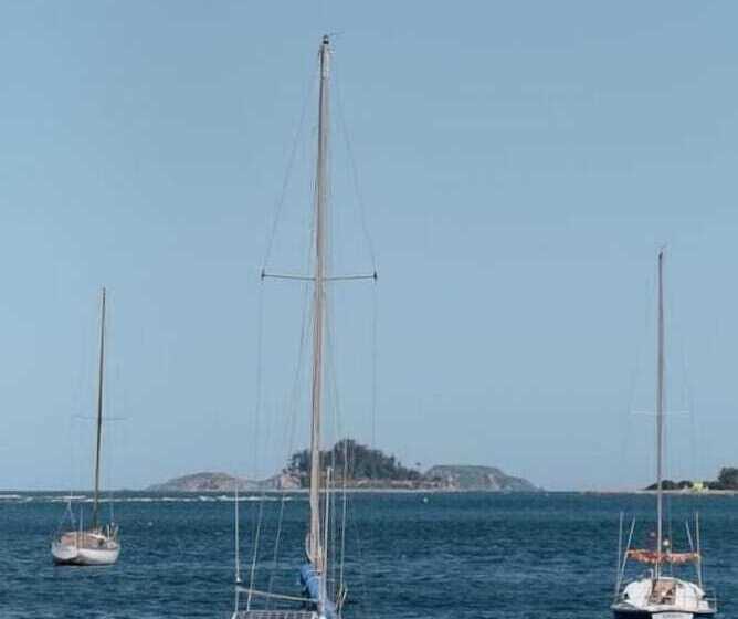 בית מלון כפרי The Isla