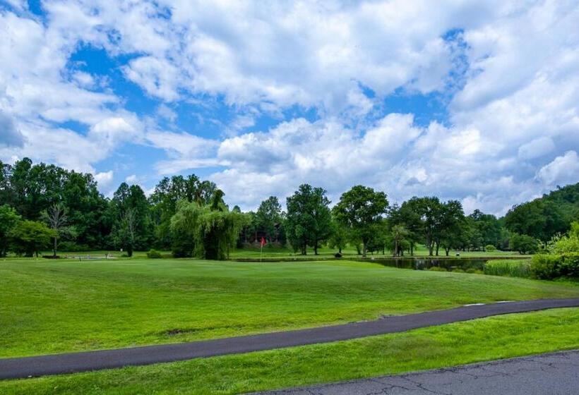 Little Cub Cottage   Mtn Views & Community Pools