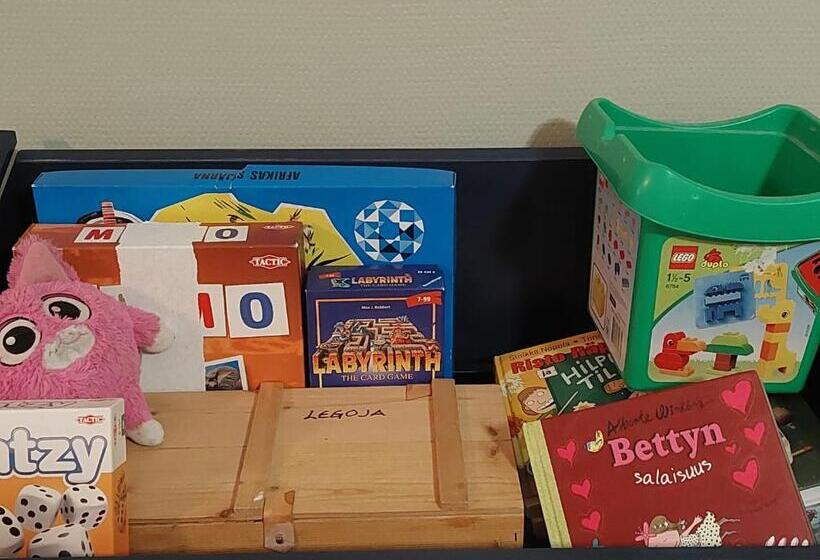 Nostalgista Majoittumista Taiteilijatalo Taideniityn Auringossa Tai Niityssä