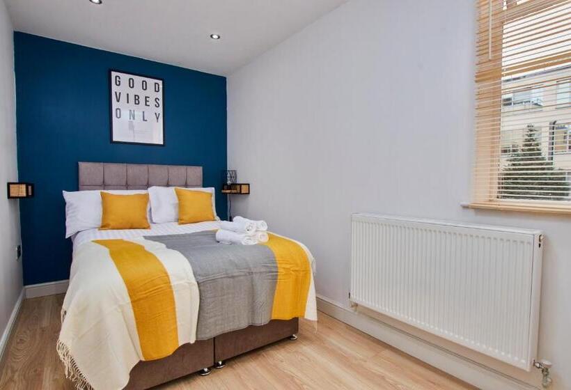 Spacious City Centre 3 Bedroom, 3 Bathroom