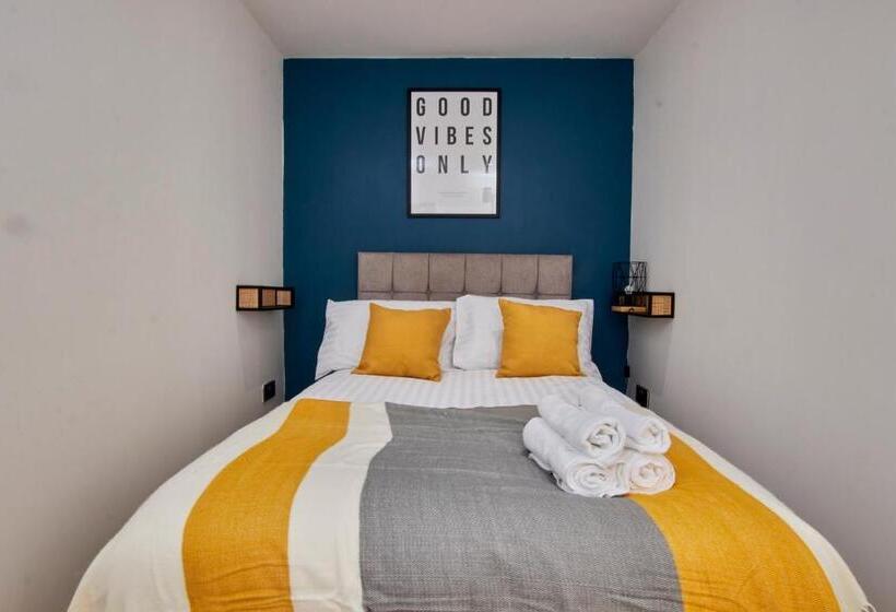 Spacious City Centre 3 Bedroom, 3 Bathroom