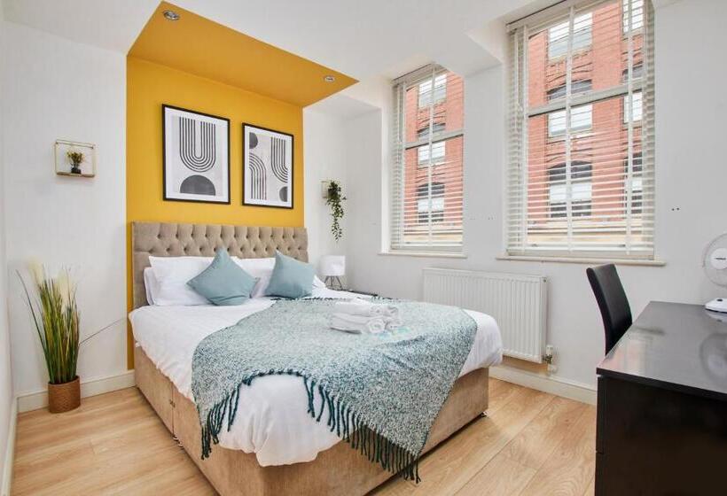 Spacious City Centre 3 Bedroom, 3 Bathroom