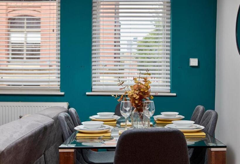 Spacious City Centre 3 Bedroom, 3 Bathroom