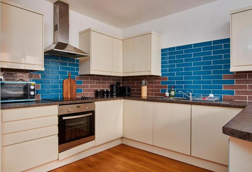 Spacious City Centre 3 Bedroom, 3 Bathroom