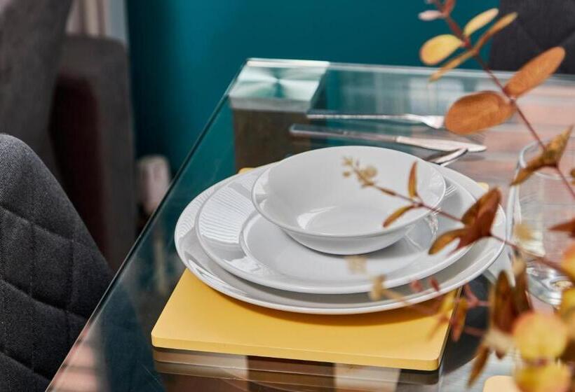 Spacious City Centre 3 Bedroom, 3 Bathroom