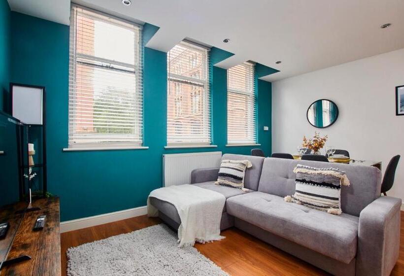 Spacious City Centre 3 Bedroom, 3 Bathroom