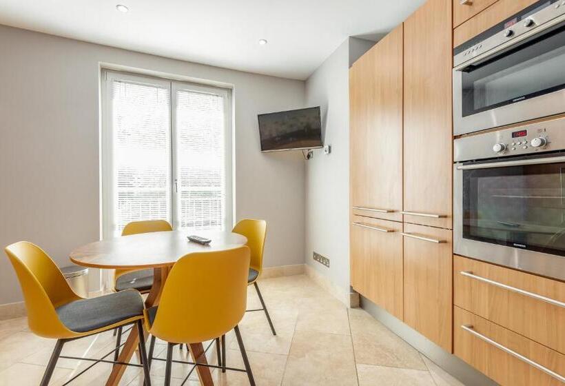 The Argyle Apartment   Luxury   Parking