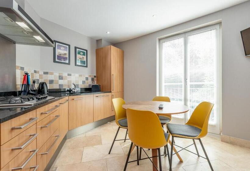 The Argyle Apartment   Luxury   Parking