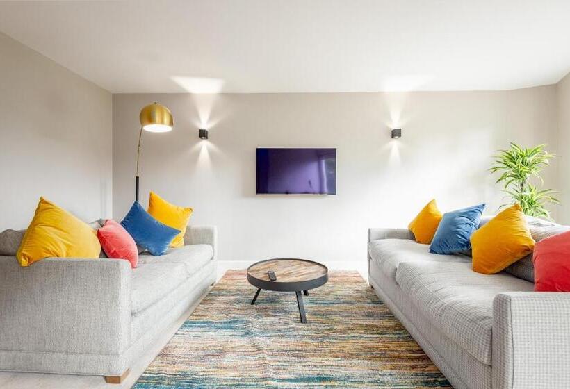 The Argyle Apartment   Luxury   Parking