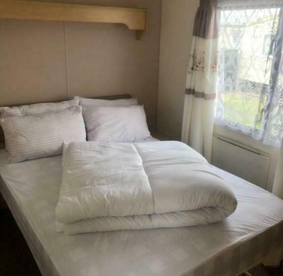 A4 The Chase 6 Berth Pet Friendly Caravan With Decking