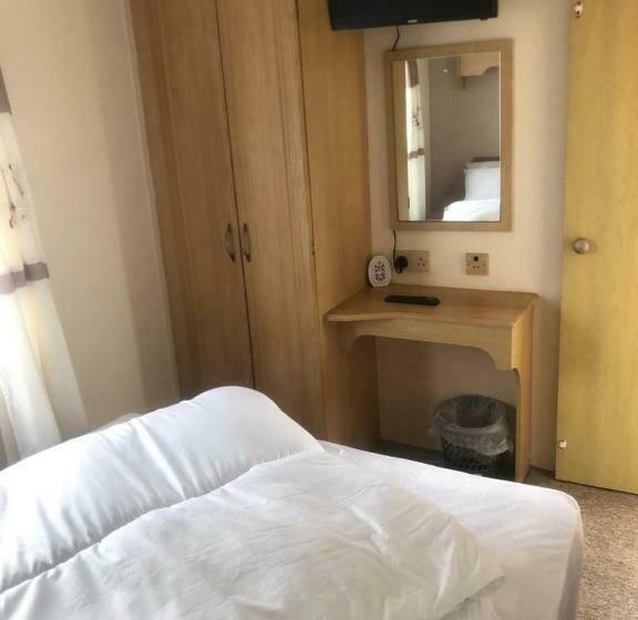 A4 The Chase 6 Berth Pet Friendly Caravan With Decking