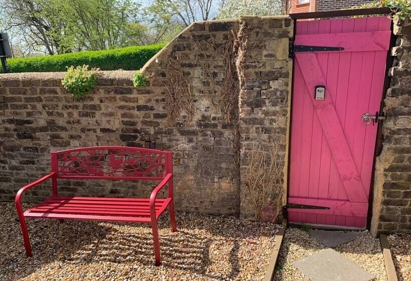 Bright And Beautiful City Cottage With Courtyard
