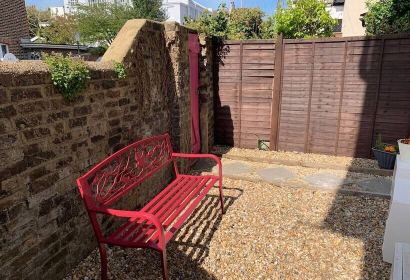 Bright And Beautiful City Cottage With Courtyard
