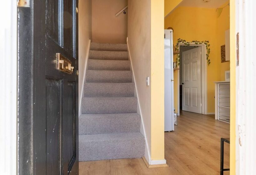 Bright And Beautiful City Cottage With Courtyard