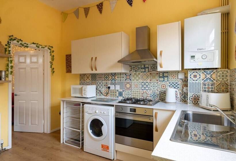 Bright And Beautiful City Cottage With Courtyard