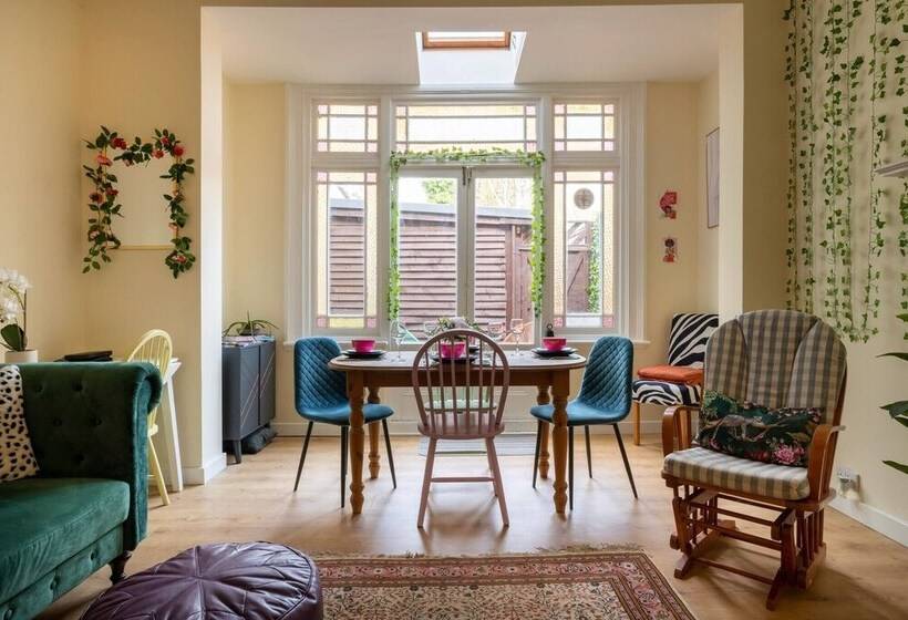 Bright And Beautiful City Cottage With Courtyard