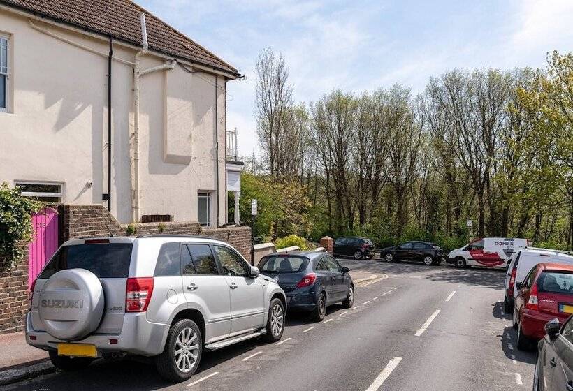 Bright And Beautiful City Cottage With Courtyard
