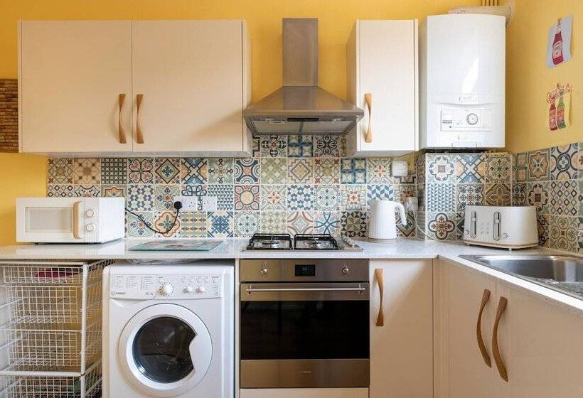 Bright And Beautiful City Cottage With Courtyard