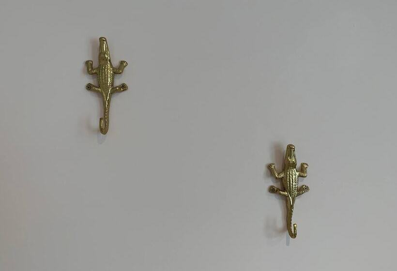 Bright And Beautiful City Cottage With Courtyard