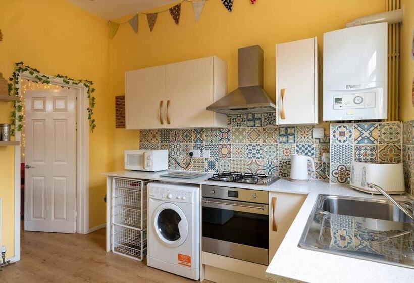 Bright And Beautiful City Cottage With Courtyard