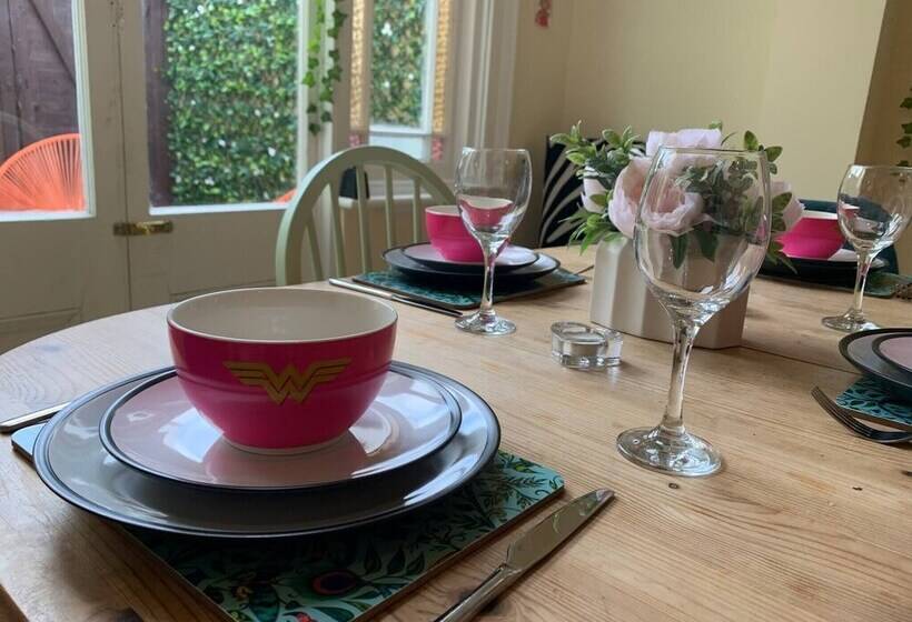 Bright And Beautiful City Cottage With Courtyard