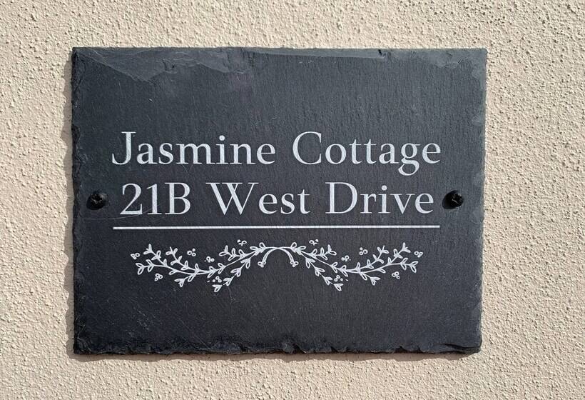 Bright And Beautiful City Cottage With Courtyard