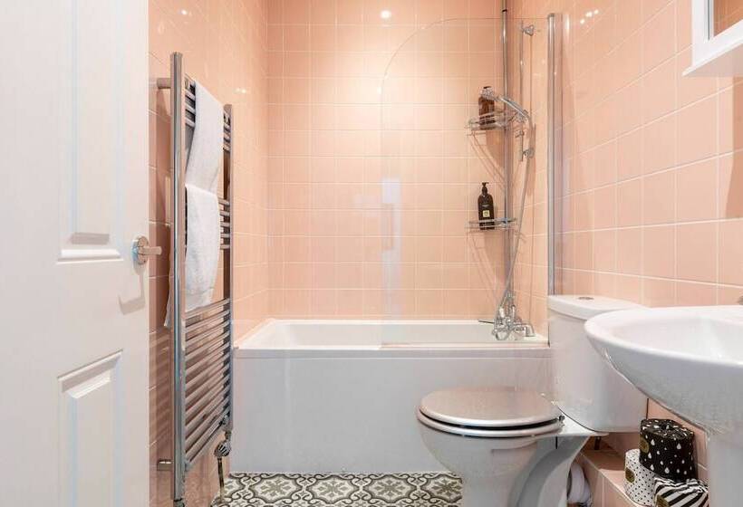 Bright And Beautiful City Cottage With Courtyard