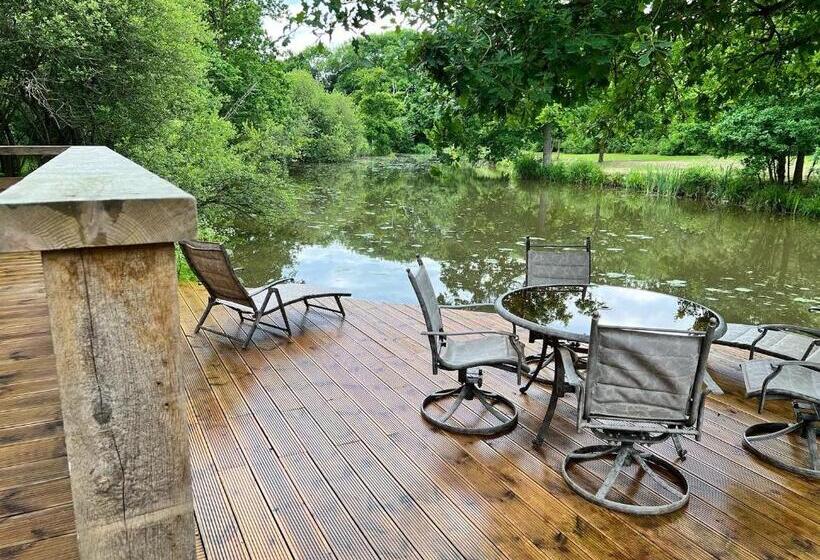 Cackle Hill Lakes, Kingfisher Lodge