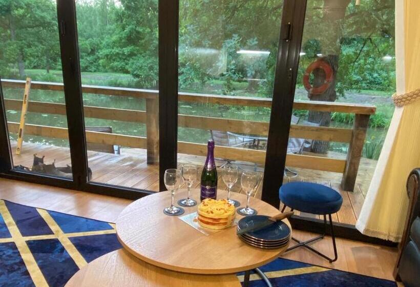 Cackle Hill Lakes, Kingfisher Lodge