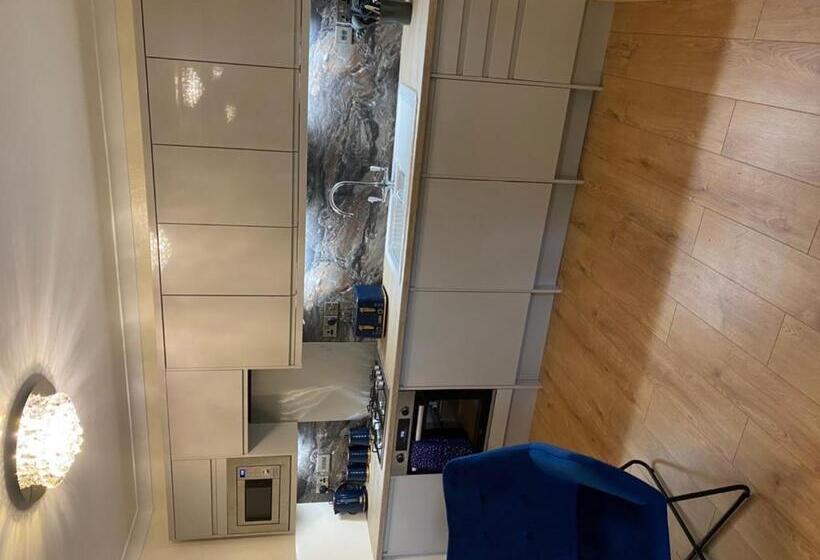 Cackle Hill Lakes, Kingfisher Lodge