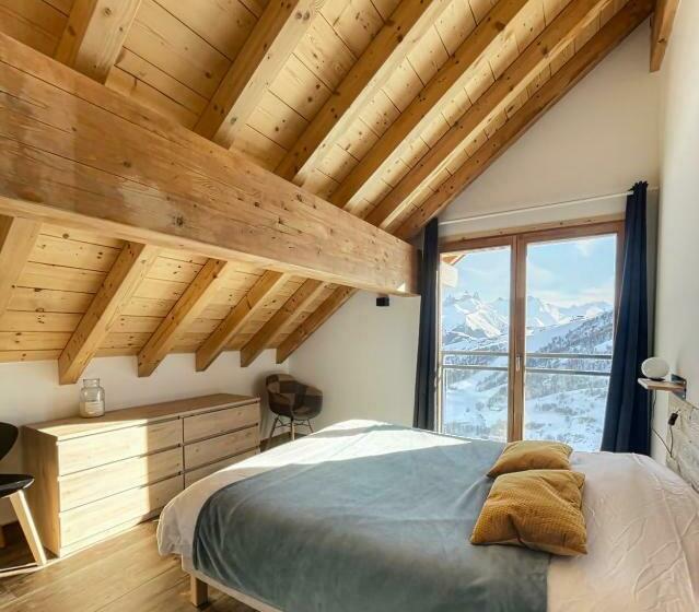 Chalet Le Mauntenrojji   Skis Aux Pieds