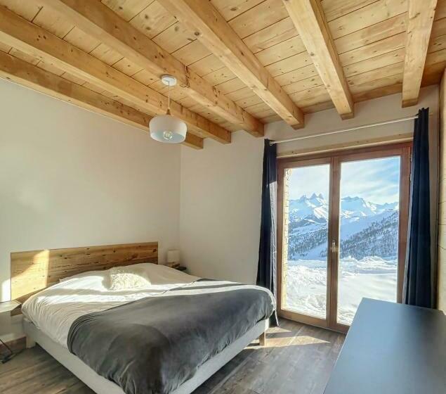 Chalet Le Mauntenrojji   Skis Aux Pieds