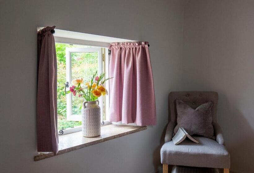 Climbing Rose Cottage   Dog Friendly   Peaceful Cotswold Cottage