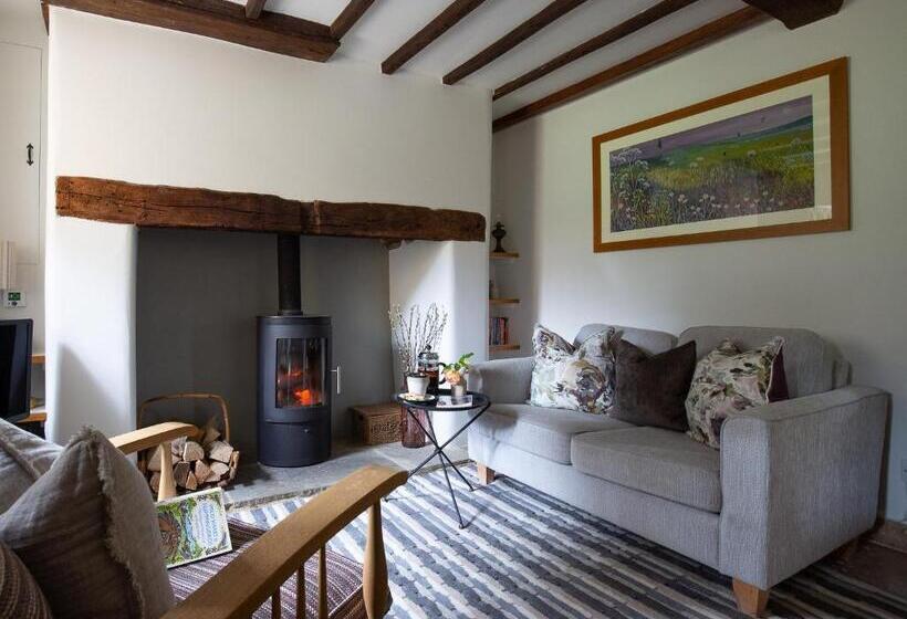 Climbing Rose Cottage   Dog Friendly   Peaceful Cotswold Cottage