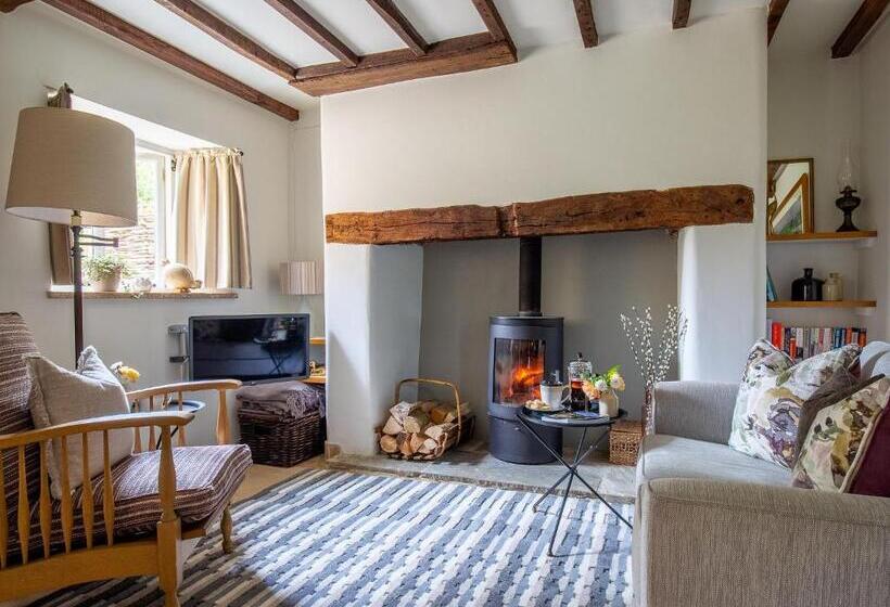 Climbing Rose Cottage   Dog Friendly   Peaceful Cotswold Cottage