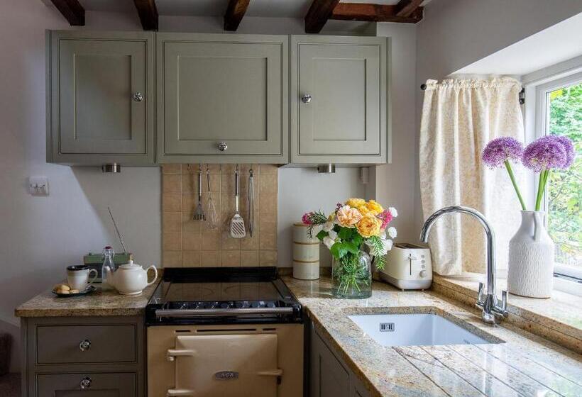 Climbing Rose Cottage   Dog Friendly   Peaceful Cotswold Cottage