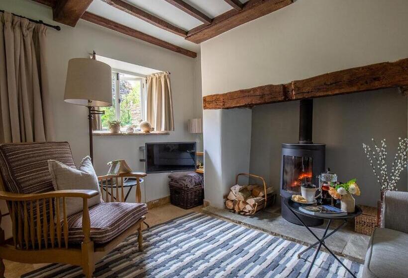 Climbing Rose Cottage   Dog Friendly   Peaceful Cotswold Cottage