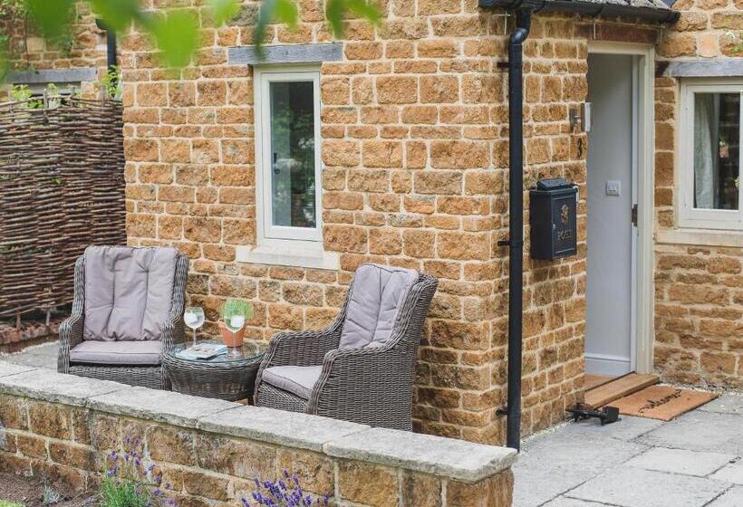 Climbing Rose Cottage   Dog Friendly   Peaceful Cotswold Cottage