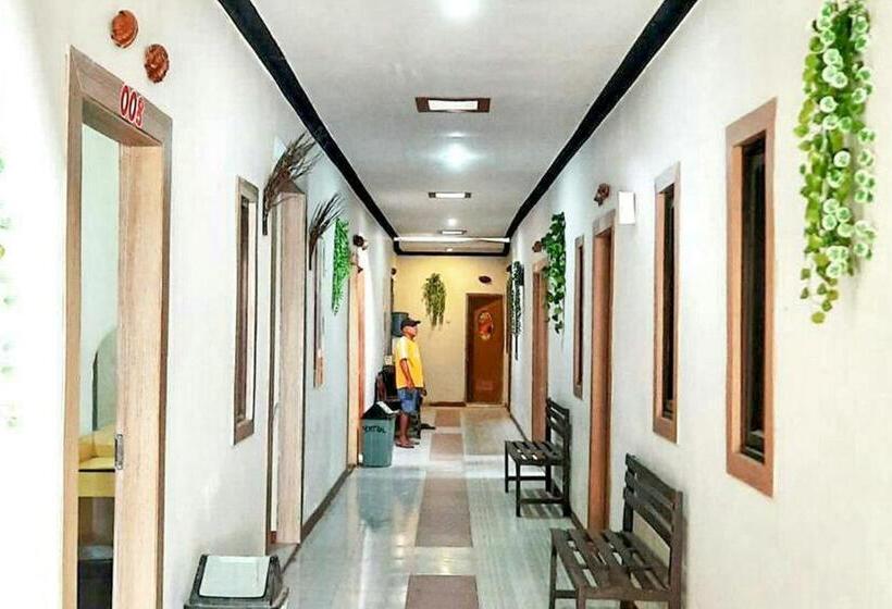 Отель Central House Karimunjawa Mitra Reddoorz