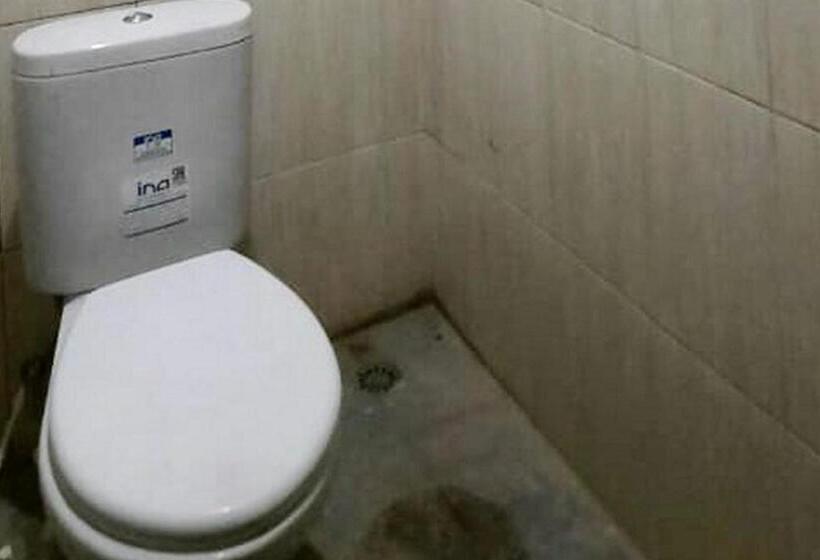 Отель Central House Karimunjawa Mitra Reddoorz