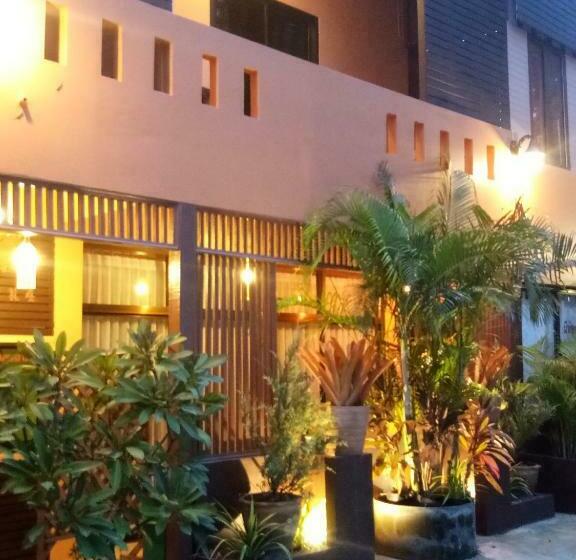 Hotel โรงแรมฟร้อนบีช Frontbeach