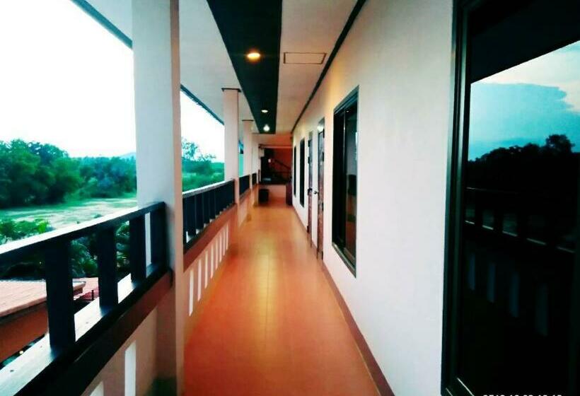 Hotel โรงแรมฟร้อนบีช Frontbeach