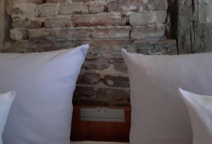 Отель Schiefes Haus