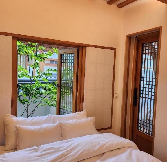 Iriru Luxury Hanok Stay Eunpyung Hanok Village