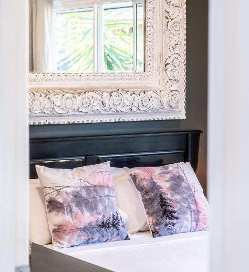 Pet Friendly House Opposite Bokarina Beach