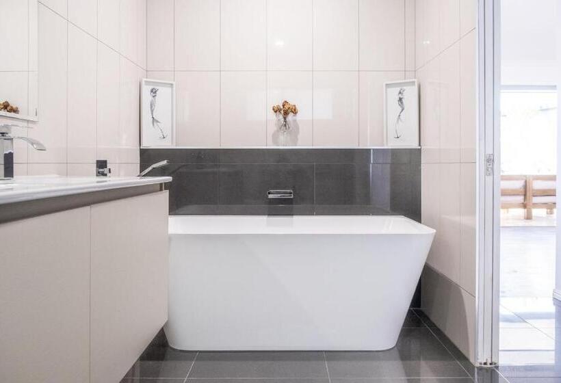 Pet Friendly House Opposite Bokarina Beach